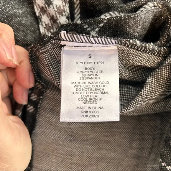 New Ci Sono Gray and White Plaid Button-Up Shirt Size Small Women’s - Picture 5 of 5